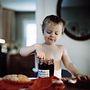 Red handed / La main dans le pot de confiture.. Photograph, Art Direction, Fine Arts, Photograph, Post-production, Portrait Photograph, Photographic Lighting, Digital Photograph, Fine-Art Photograph, and Film Photograph project by Alix Fontaine - 01.10.2022