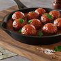 Juicy meatballs with tomato sauce and basil (3D) (CGI). Projekt z dziedziny 3D użytkownika Wellington Pereti - 23.11.2022