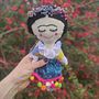 Frida. Un proyecto de Artesanía, Diseño de juguetes, Redes Sociales, Fotografía con móviles, Fotografía de producto, Fotografía para Instagram, Patronaje, confección			 y Costura de Yolanda Flórez Pandiella - 04.04.2023