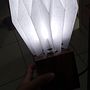 Meu projeto do curso: Criação de luminárias de origami com papel. Un projet de Artisanat, Design, Fabrication de mobilier, Conception d'éclairage, Papercraft, Décoration , et DIY de bruna_28 - 27.04.2023