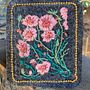 Pink Wildflowers Embroidered on Felt. Un proyecto de Diseño de complementos, Artesanía, Pattern Design, Ilustración botánica y Diseño textil de Victoria Cogswell - 16.06.2023