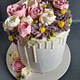 Mon projet du cours : Cake design avec des fleurs décoratives à la crème au beurre. Un projet de Design  , et DIY de Valentine - 20.10.2023