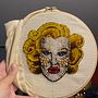 My project for course: Beaded Embroidery Portraits. Un progetto di Design di accessori, Ricamo, Interior Design e Textile Design di Cheyenne Sosman - 30.01.2024