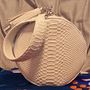 The Retro 45 Handbag. Een project van  Ontwerp, Productontwerp y  Modeontwerp van Arleen Harkness - 18.02.2024