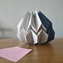 Luminária Lotus. Un projet de Artisanat, Design, Fabrication de mobilier, Conception d'éclairage, Papercraft, Décoration , et DIY de Camila Manosso - 30.06.2024