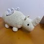 Rhino Ein Projekt aus dem Bereich H, werk, Spielzeugdesign, DIY, Weben, Crochet, Amigurumi und Textildesign von Manuela Bedoya Giraldo - 16.01.2025