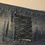 Mending on denim pants. Un projet de DIY, Broderie, Art textile, Design textile, Upc , et cling de g_balevren - 06.02.2025