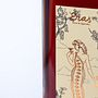 Ilustraciones para etiquetado del licor de algarroba y los vermuts artesanales de Bodega Eras.. Ilustração tradicional, Design gráfico, e Desenho projeto de Júlia Cano - 02.10.2026