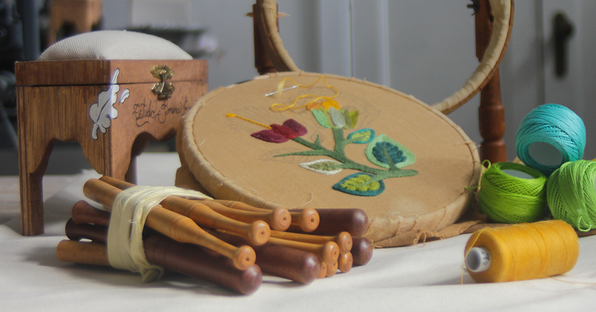 Broderie Crewel Péruvienne Encadrée – Art Textile Mural Carré 16 Pouces, Fait Main