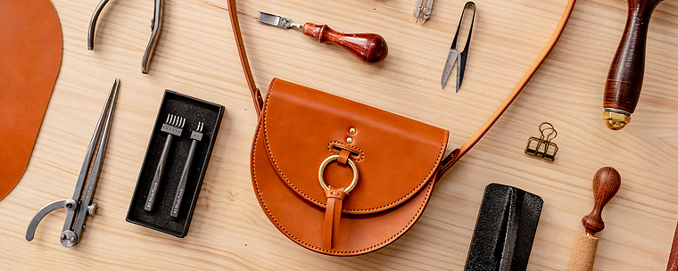 Artesanato em couro: design e confecção de uma bolsa tiracolo