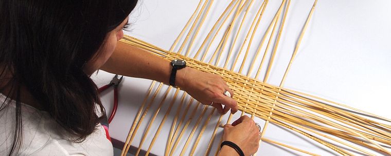 Técnicas de cestería contemporánea aplicada a la moda