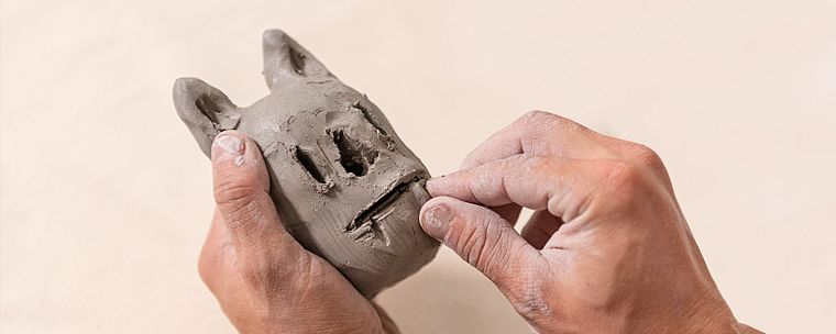 Création et modelage de personnages en céramique