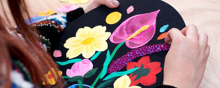 Composição floral com acrílico e bordado
