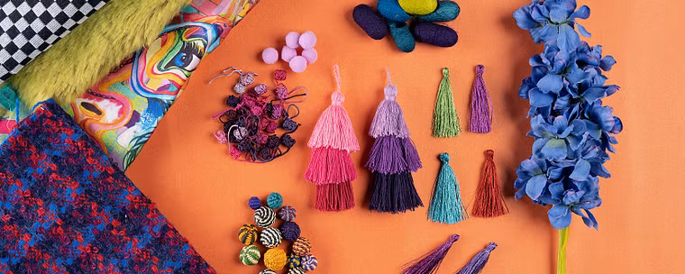 Design de moda: pintura e bordado em roupas