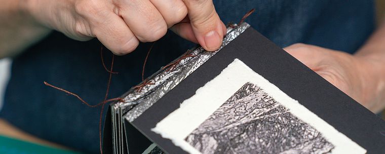 Binde dein grafisches Werk ohne zu falzen ein