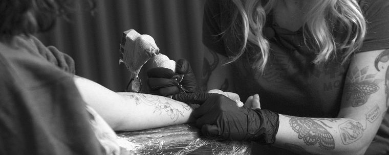 Tatuagem botânica com pontilhismo