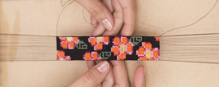 Design e criação de bijuteria com miçanga