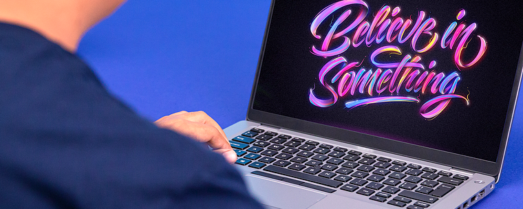 Lettering digital no Photoshop com reflexos e cores vivas