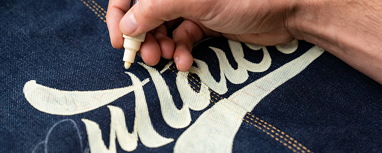 Calligrafia e lettering per personalizzare i vestiti