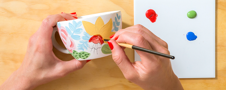 Florale Illustration auf Keramik