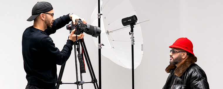 Portret fotograficzny z czarno-białą postacią