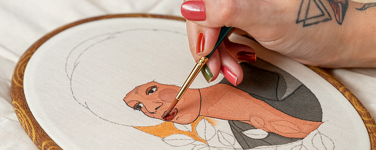 Création de portraits brodés peints à l'aquarelle