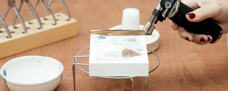 Design e creazione di gioielli in ottone