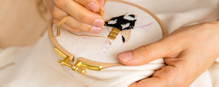 Bordado a mano sobre ropa: diseña una composición
