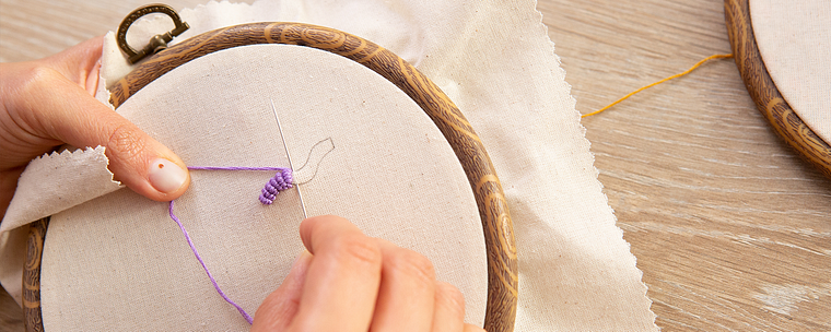 Broderie à texture combinant les points et les perles