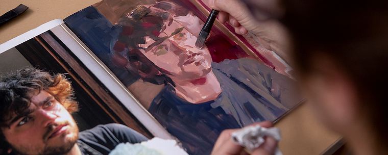 Retrato artístico al óleo sobre papel