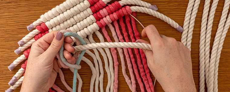Handgeverfde macramé: creëer plantenhangers