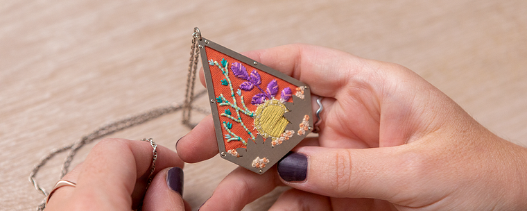 Metallschmuck mit Stickerei