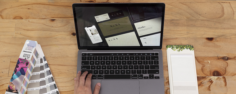 Branding minimaliste et création de papeterie