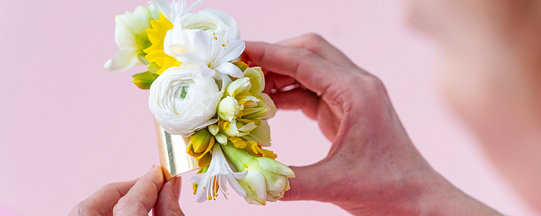 Tragbarer Blumenschmuck: Accessoires mit frischen Blumen