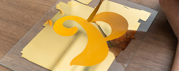Lettering et dorure pour la peinture sur verre inversé