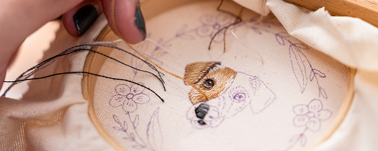 Bestickte Accessoires: Tierminiaturen mit Nadelmalerei