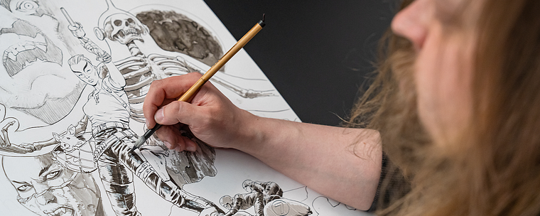 Création d'une couverture de livre avec des techniques mixtes