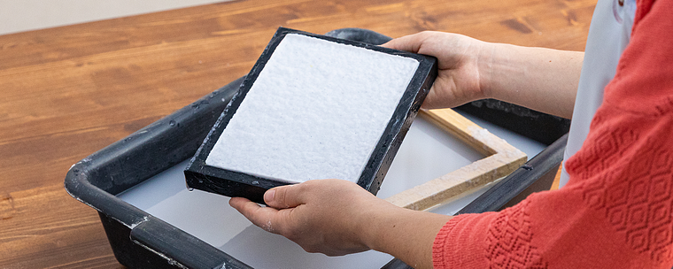 Handgeschöpftes Recyclingpapier: Gestalte ein Briefpapier-Set