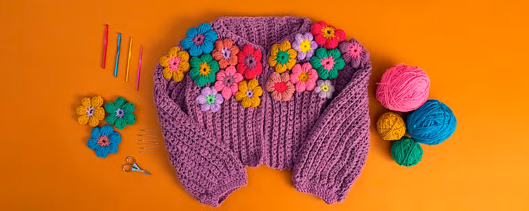 Häkeln: Bunte Pullover mit Blumenapplikationen