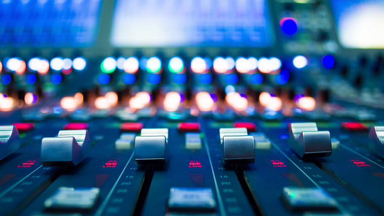 Specializare în Producție Muzicală: De la Compoziție la Mixaj