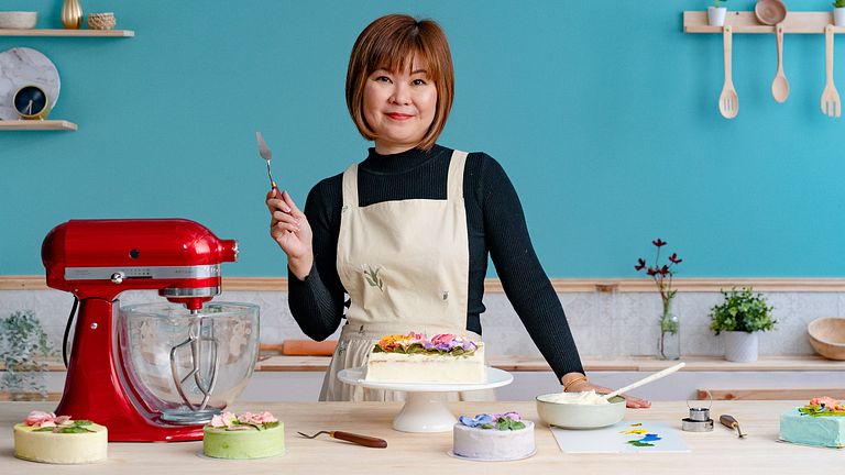 Cake Design: Easy Buttercream Flowers with a Palette Knife | Butter Blossoms (KWUN) by Butter Blossoms (KWUN)