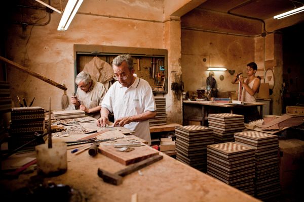 Tarxia - Grenadine Taracea wood for iPhone 14