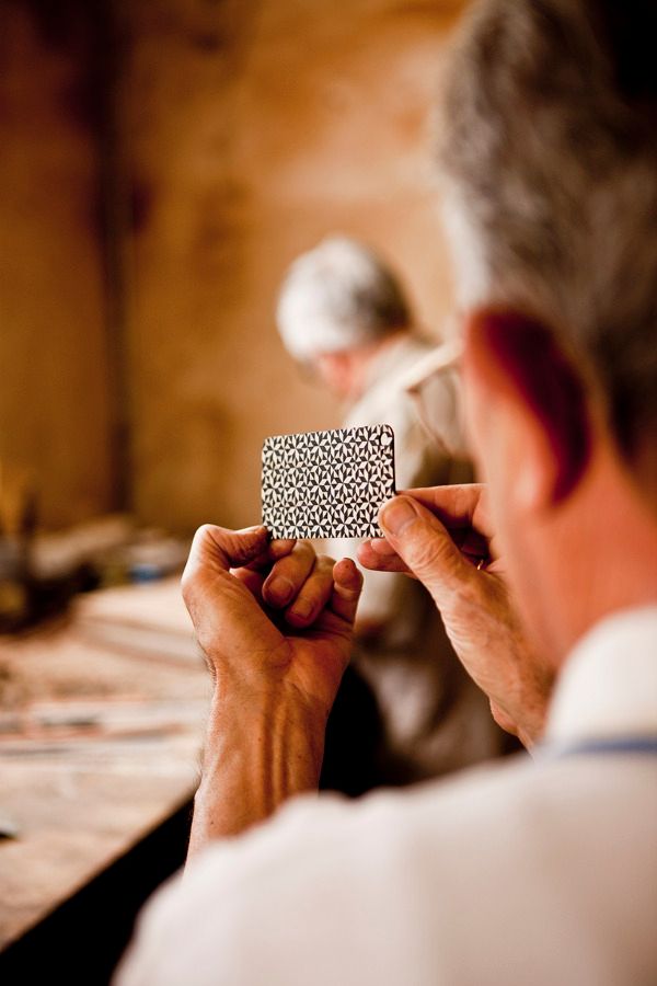 Tarxia - Grenadine Taracea wood for iPhone 15