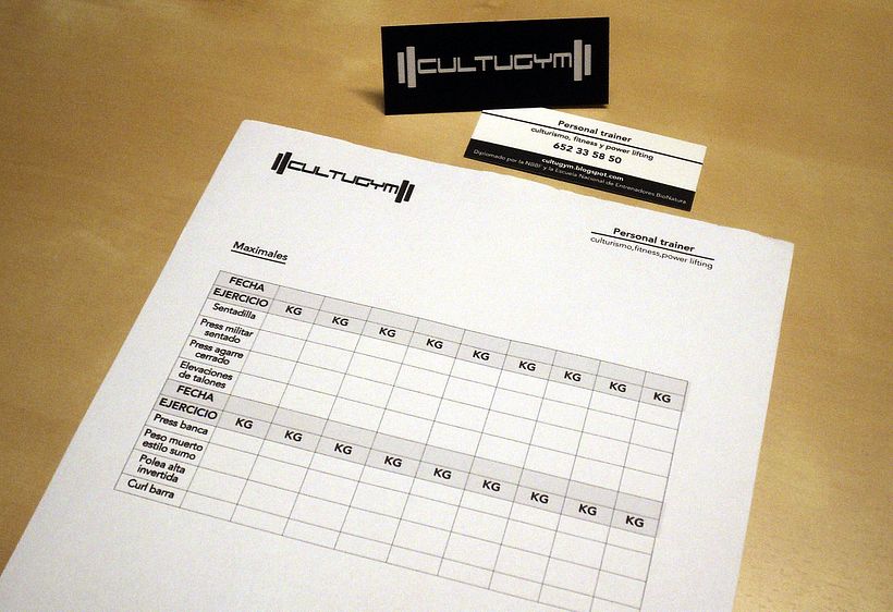 Papelería: Tarjetas de visita y un estilo de ficha para entrenamientos.