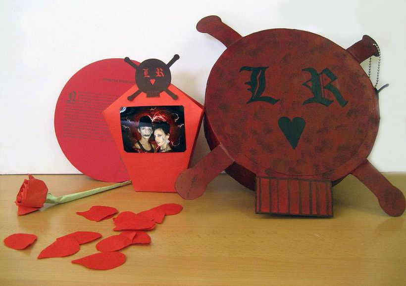 Diseño de packaging personalizado. Invitación de boda estilo gótico.