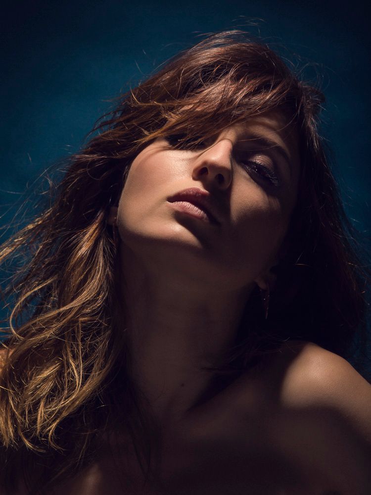 Svingerlar karnavali Ota kichkina qizini porno videoda aldab qoydi