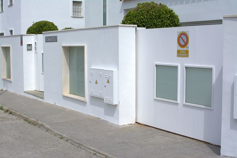 DISEÑO VALLA PRINCIPAL EN FACHADA VIVIENDA. 3