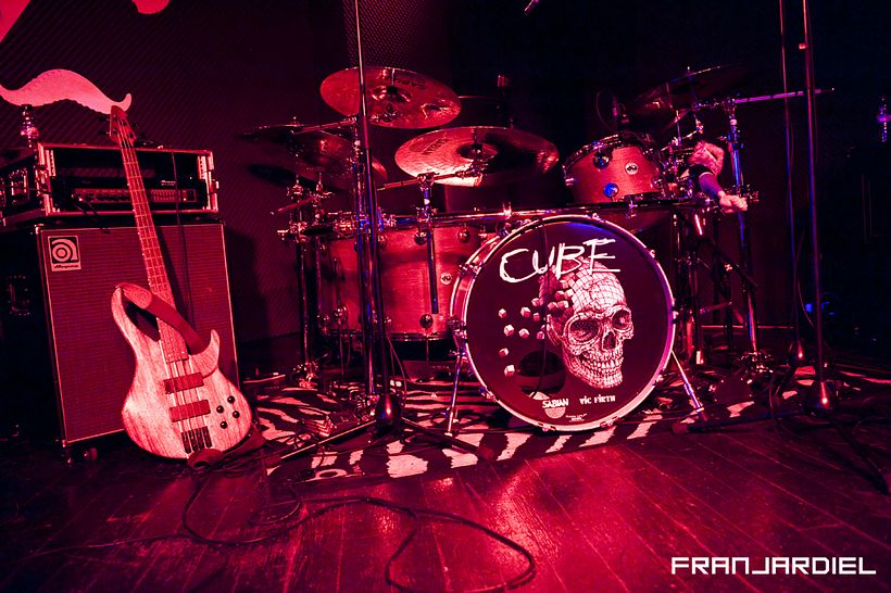 DISEÑO CD y CAMISETAS GRUPO CUBE 3