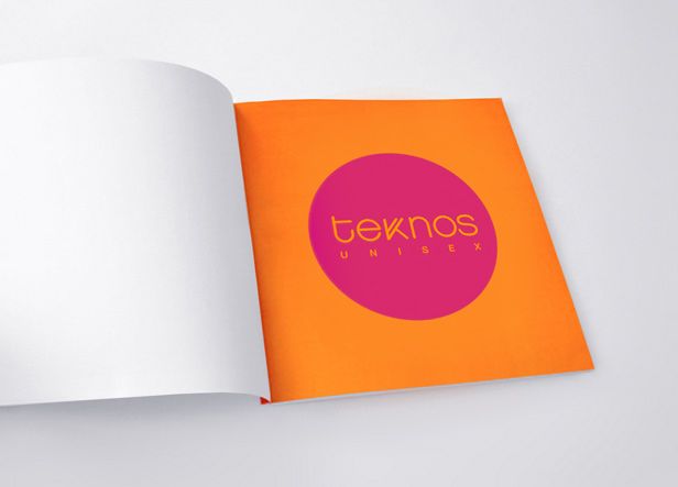 Teknos es el nombre de una peluquería unisex ubicada en Málaga. La duplicación de uno de los palitos de la “k” evocan la idea de un peine. -1