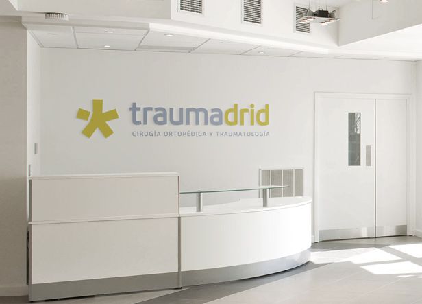 Imagen corporativa para una clínica madrileña de cirugía ortopédica y traumatología. Uno de los brazos de la estrella ha sido seccionado para representar la idea de “fractura”. 1